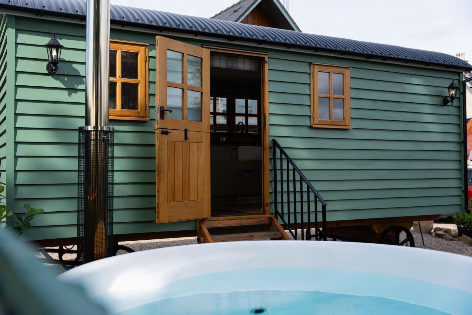 Driftwood & Hot Tub Fort William Exterior foto
