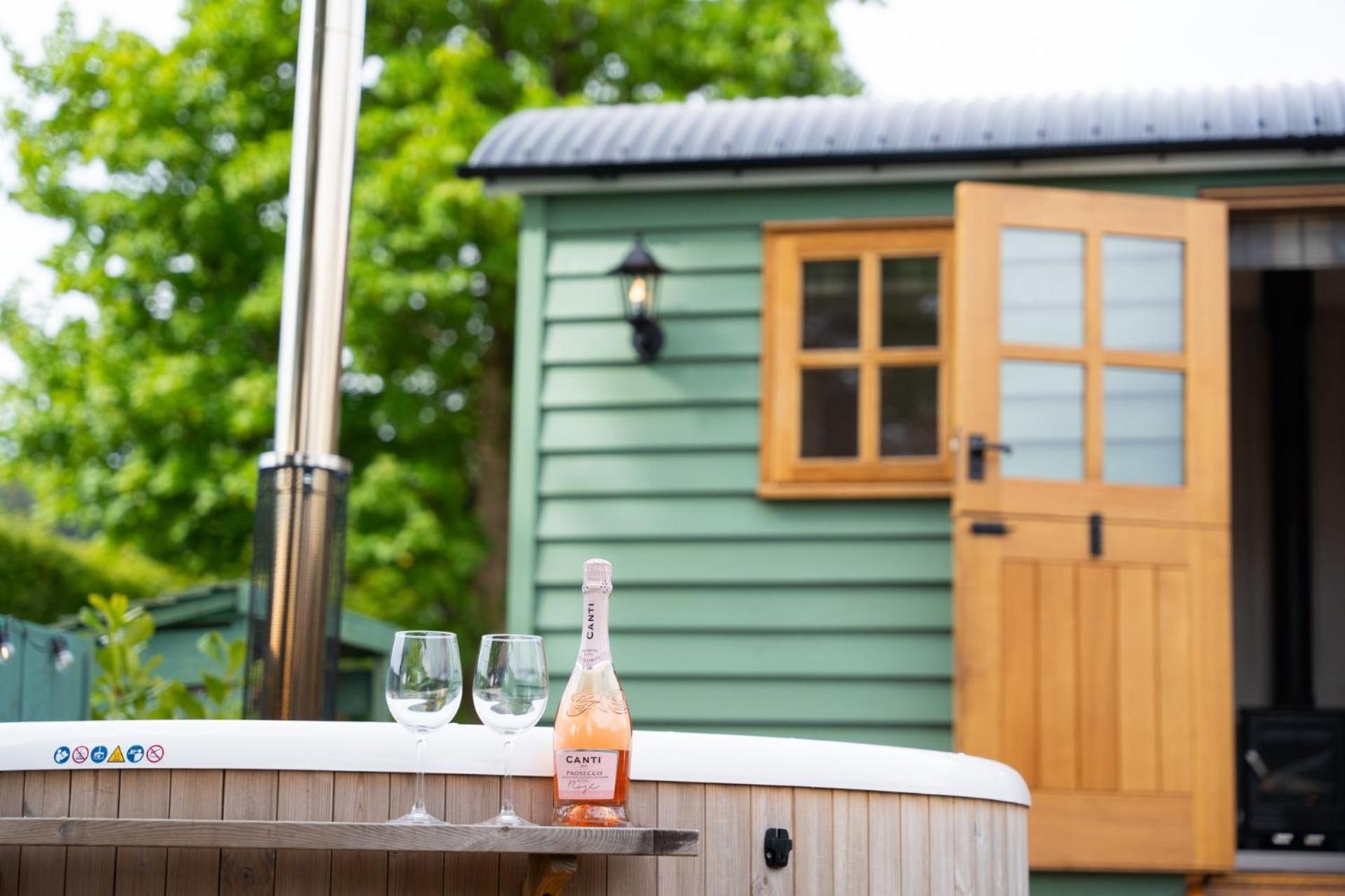 Driftwood & Hot Tub Fort William Exterior foto